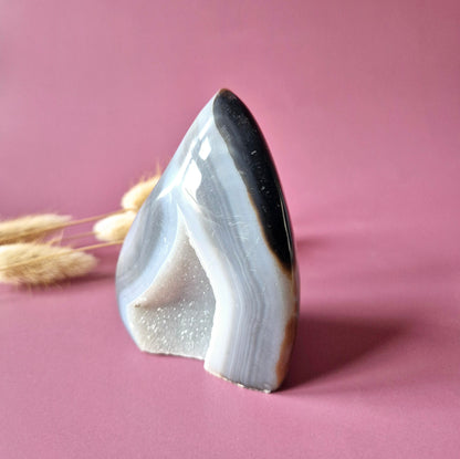 Druzy Grauer Achat - Tropfenförmiger stehender Edelsteinkristall - Nr. 12. 86 Gramm