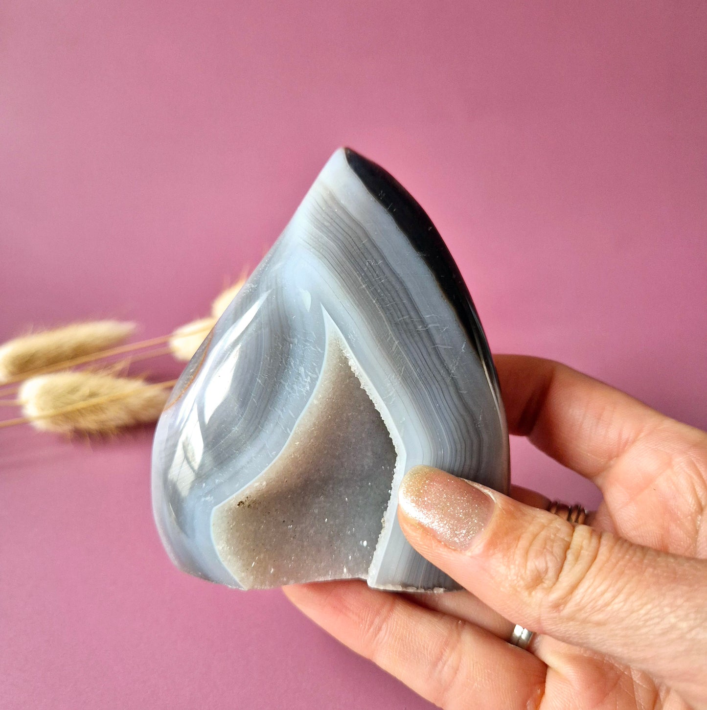 Druzy Grauer Achat - Tropfenförmiger stehender Edelsteinkristall - Nr. 12. 86 Gramm