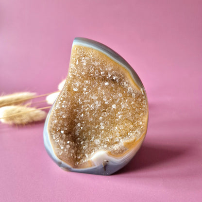 Druzy Grauer Achat - Tropfenförmiger stehender Edelsteinkristall - Nr. 12. 86 Gramm