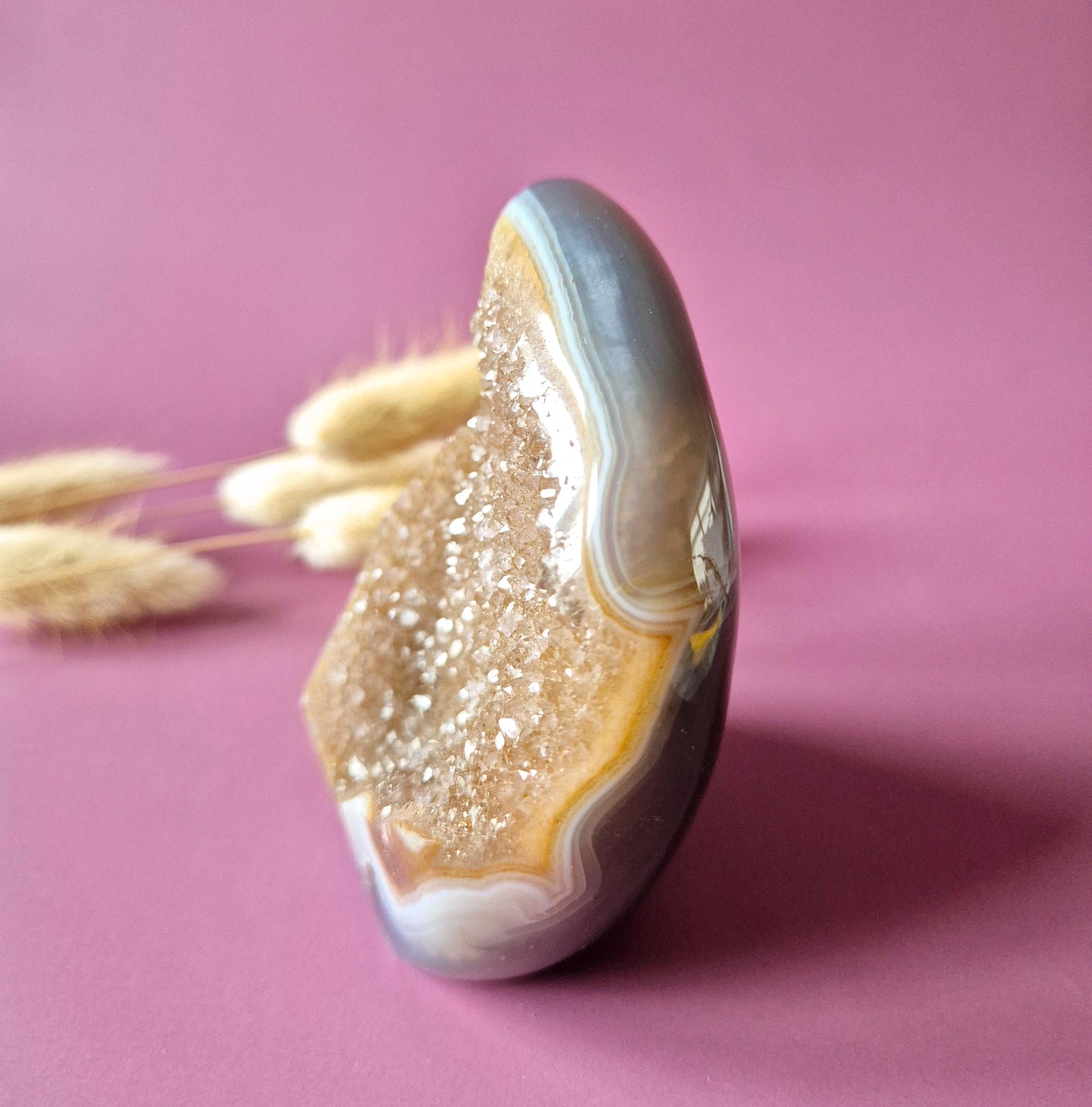 Druzy Grauer Achat - Tropfenförmiger stehender Edelsteinkristall - Nr. 12. 86 Gramm