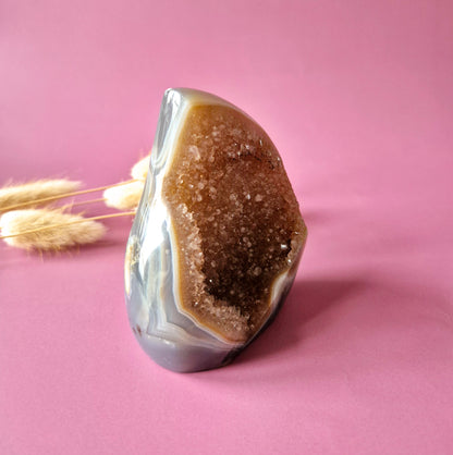 Druzy Grauer Achat - Tropfenförmiger stehender Edelsteinkristall - Nr. 12. 86 Gramm