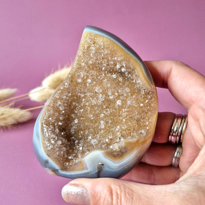 Druzy Grauer Achat - Tropfenförmiger stehender Edelsteinkristall - Nr. 12. 86 Gramm