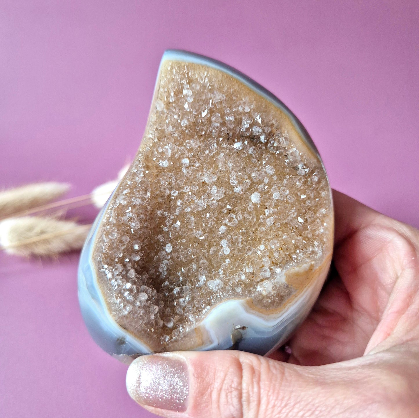 Druzy Grauer Achat - Tropfenförmiger stehender Edelsteinkristall - Nr. 12. 86 Gramm