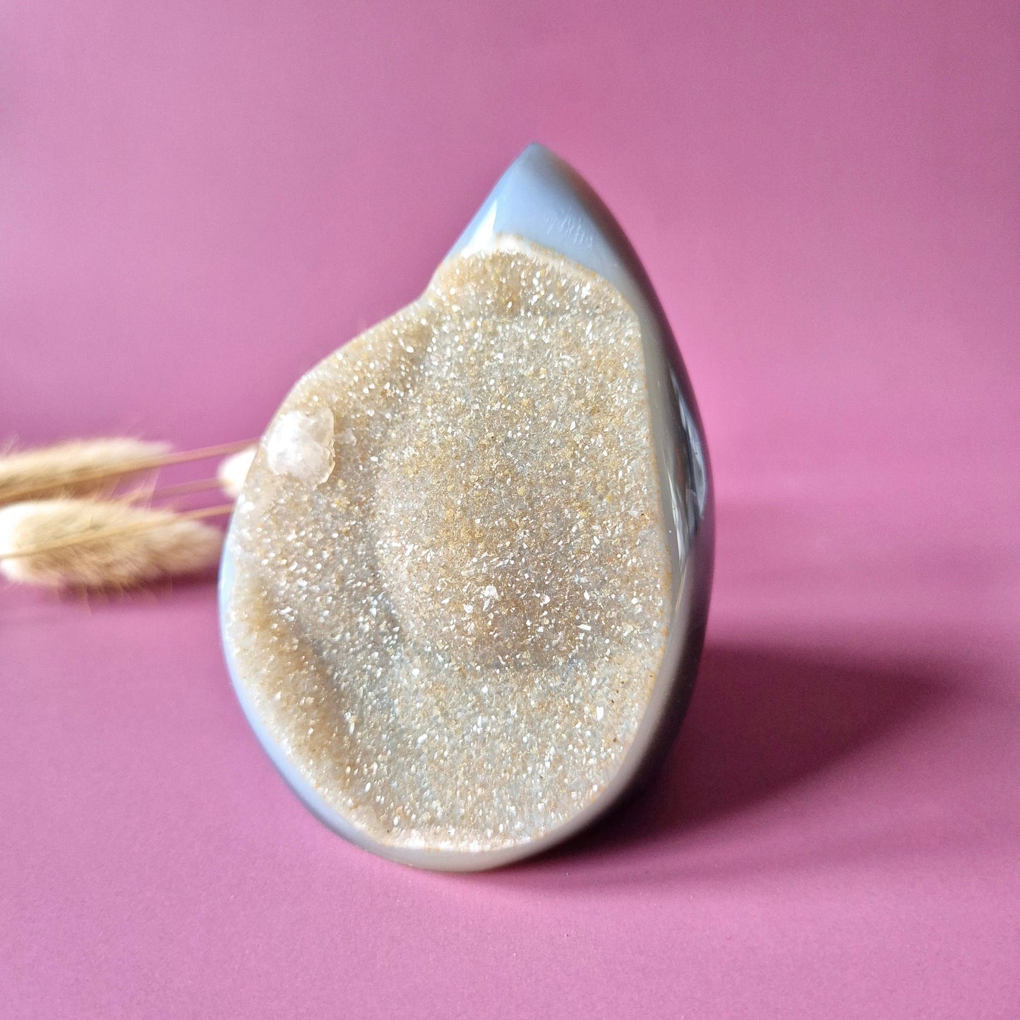 Druzy Grauer Achat - Tropfenförmiger stehender Edelsteinkristall - Nr. 12. 86 Gramm