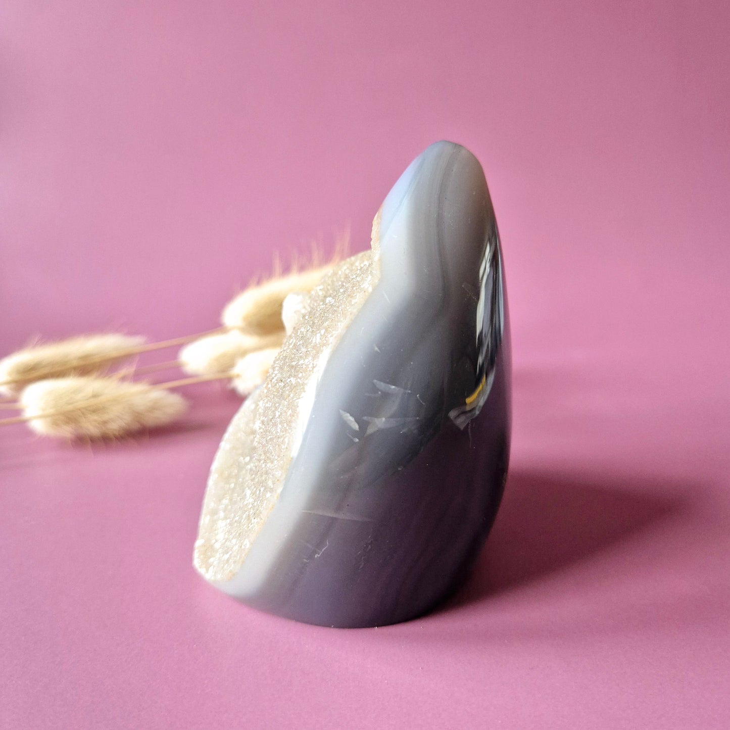 Druzy Grauer Achat - Tropfenförmiger stehender Edelsteinkristall - Nr. 12. 86 Gramm