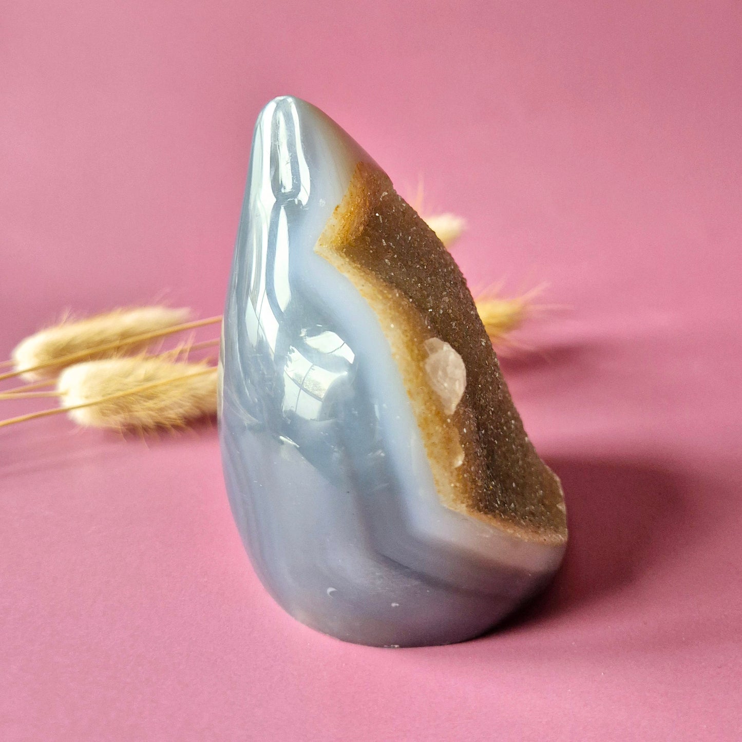 Druzy Grauer Achat - Tropfenförmiger stehender Edelsteinkristall - Nr. 12. 86 Gramm