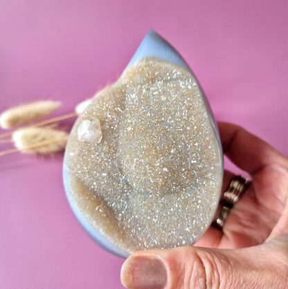 Druzy Grauer Achat - Tropfenförmiger stehender Edelsteinkristall - Nr. 12. 86 Gramm