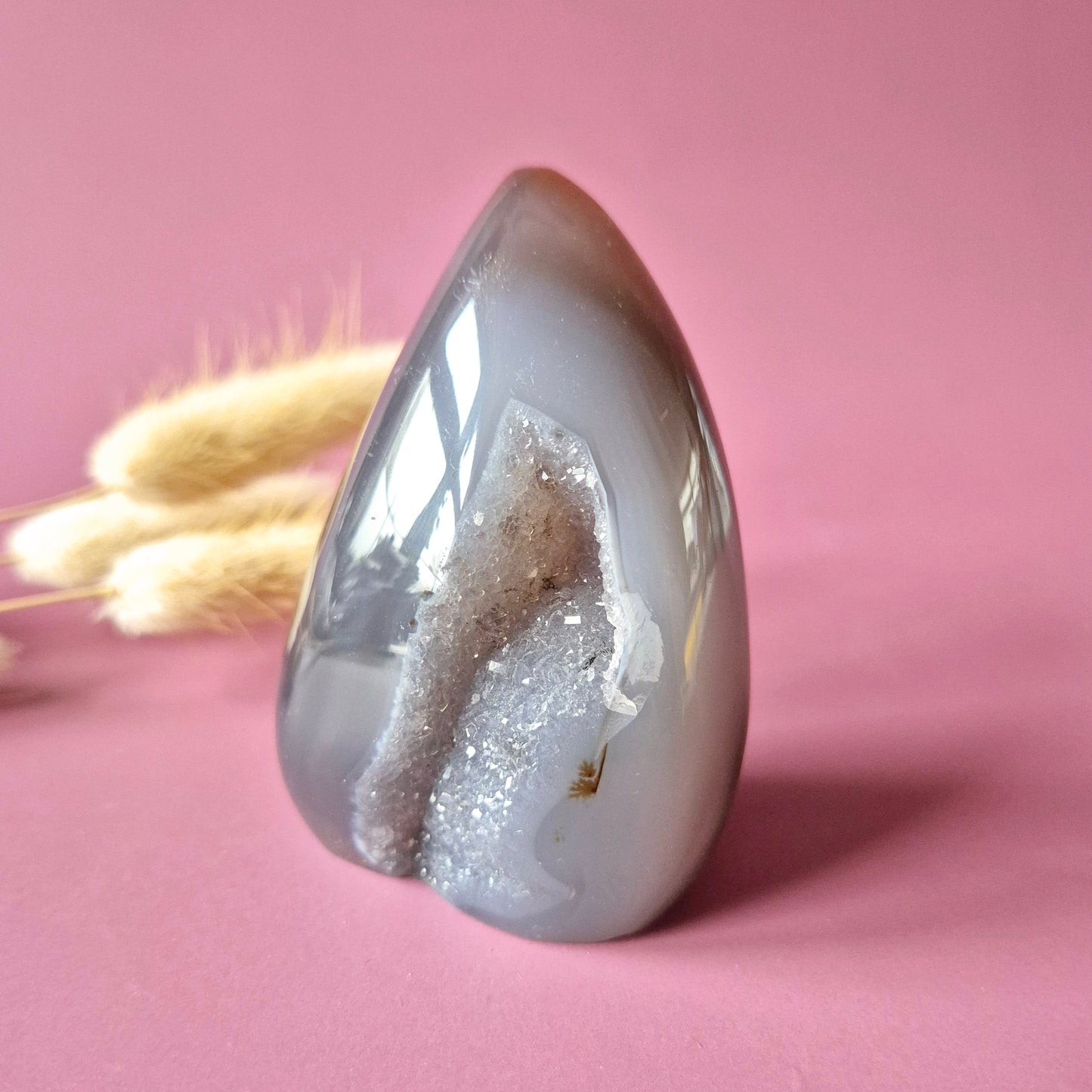 Druzy Grauer Achat - Tropfenförmiger stehender Edelsteinkristall - Nr. 12. 86 Gramm