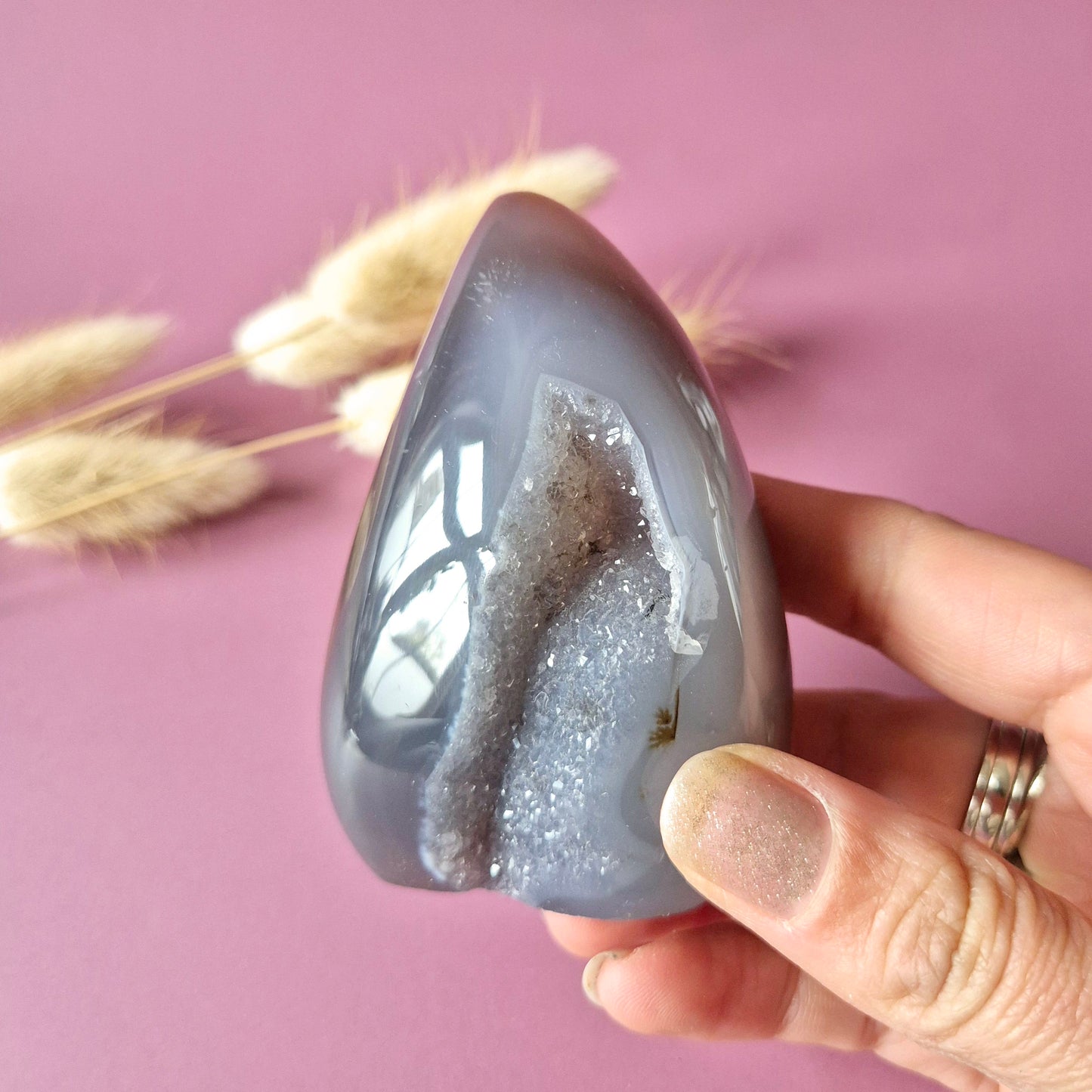 Druzy Grauer Achat - Tropfenförmiger stehender Edelsteinkristall - Nr. 12. 86 Gramm