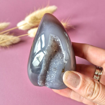 Druzy Grauer Achat - Tropfenförmiger stehender Edelsteinkristall - Nr. 12. 86 Gramm