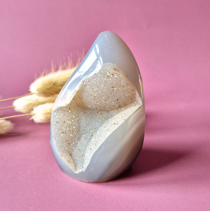 Druzy Grauer Achat - Tropfenförmiger stehender Edelsteinkristall - Nr. 12. 86 Gramm