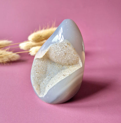 Druzy Grauer Achat - Tropfenförmiger stehender Edelsteinkristall - Nr. 12. 86 Gramm