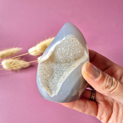 Druzy Grauer Achat - Tropfenförmiger stehender Edelsteinkristall - Nr. 12. 86 Gramm