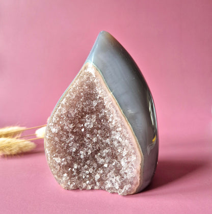 Druzy Grauer Achat - Tropfenförmiger stehender Edelsteinkristall - Nr. 12. 86 Gramm