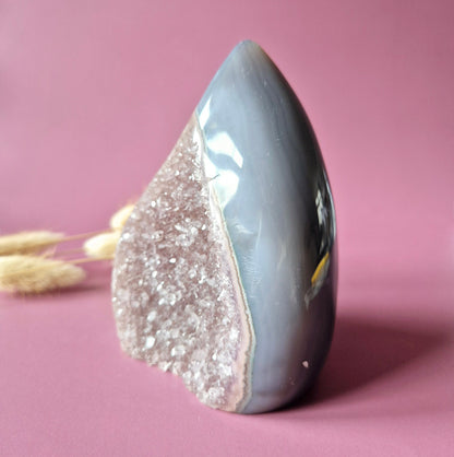 Druzy Grauer Achat - Tropfenförmiger stehender Edelsteinkristall - Nr. 12. 86 Gramm