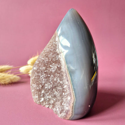 Druzy Grauer Achat - Tropfenförmiger stehender Edelsteinkristall - Nr. 12. 86 Gramm