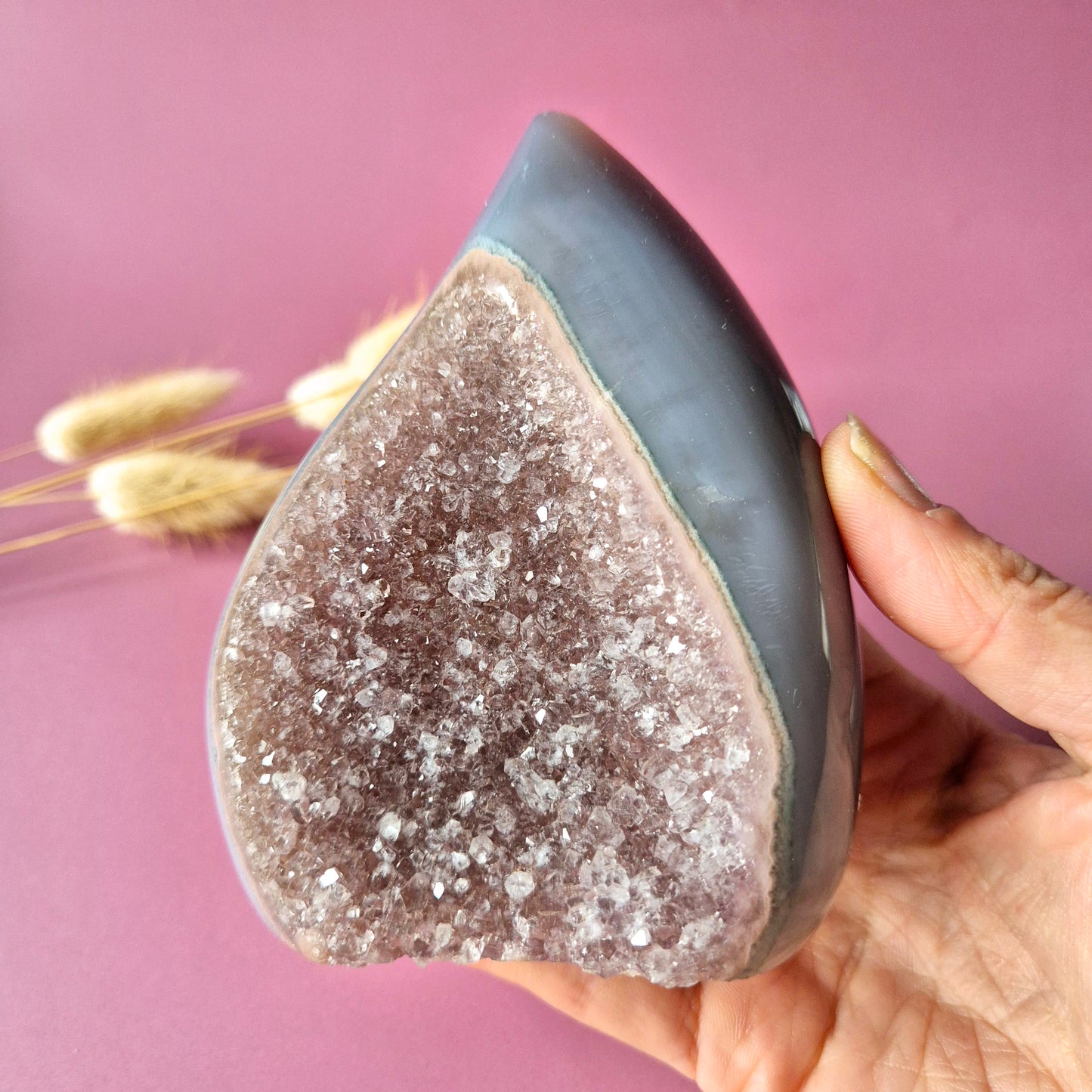 Druzy Grauer Achat - Tropfenförmiger stehender Edelsteinkristall - Nr. 12. 86 Gramm