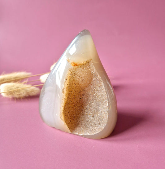 Druzy Grauer Achat - Tropfenförmiger stehender Edelsteinkristall - Nr. 12. 86 Gramm