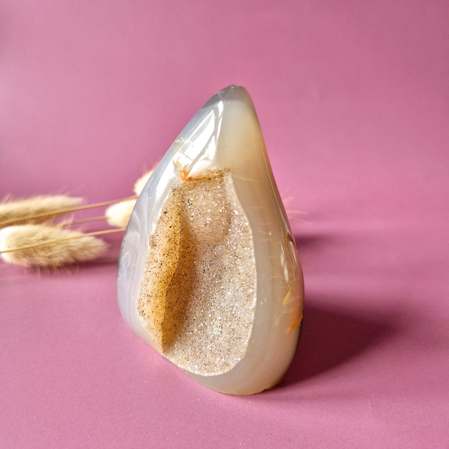 Druzy Grauer Achat - Tropfenförmiger stehender Edelsteinkristall - Nr. 12. 86 Gramm