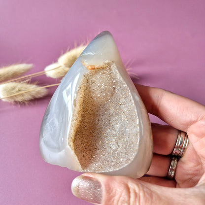 Druzy Grauer Achat - Tropfenförmiger stehender Edelsteinkristall - Nr. 12. 86 Gramm