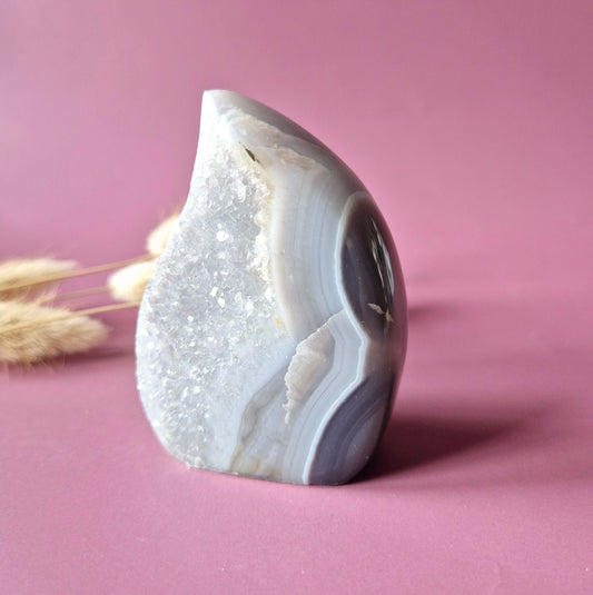 Druzy Grauer Achat - Tropfenförmiger stehender Edelsteinkristall - Nr. 12. 86 Gramm