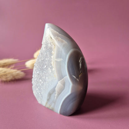 Druzy Grauer Achat - Tropfenförmiger stehender Edelsteinkristall - Nr. 12. 86 Gramm