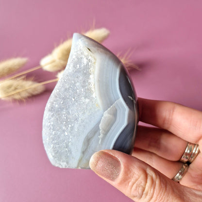 Druzy Grauer Achat - Tropfenförmiger stehender Edelsteinkristall - Nr. 12. 86 Gramm