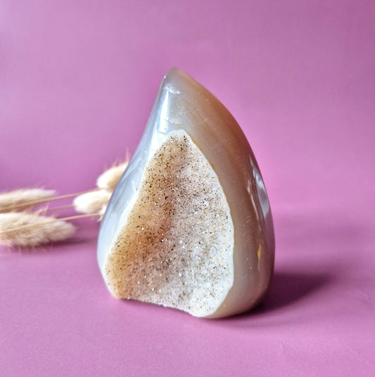 Druzy Grauer Achat - Tropfenförmiger stehender Edelsteinkristall - Nr. 12. 86 Gramm