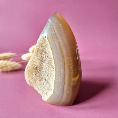 Druzy Grauer Achat - Tropfenförmiger stehender Edelsteinkristall - Nr. 12. 86 Gramm