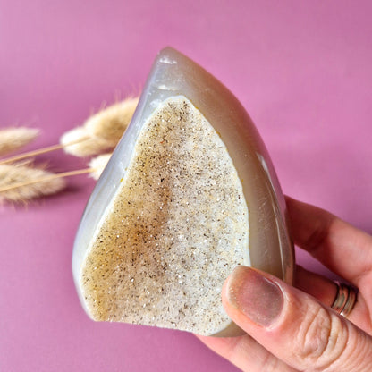 Druzy Grauer Achat - Tropfenförmiger stehender Edelsteinkristall - Nr. 12. 86 Gramm