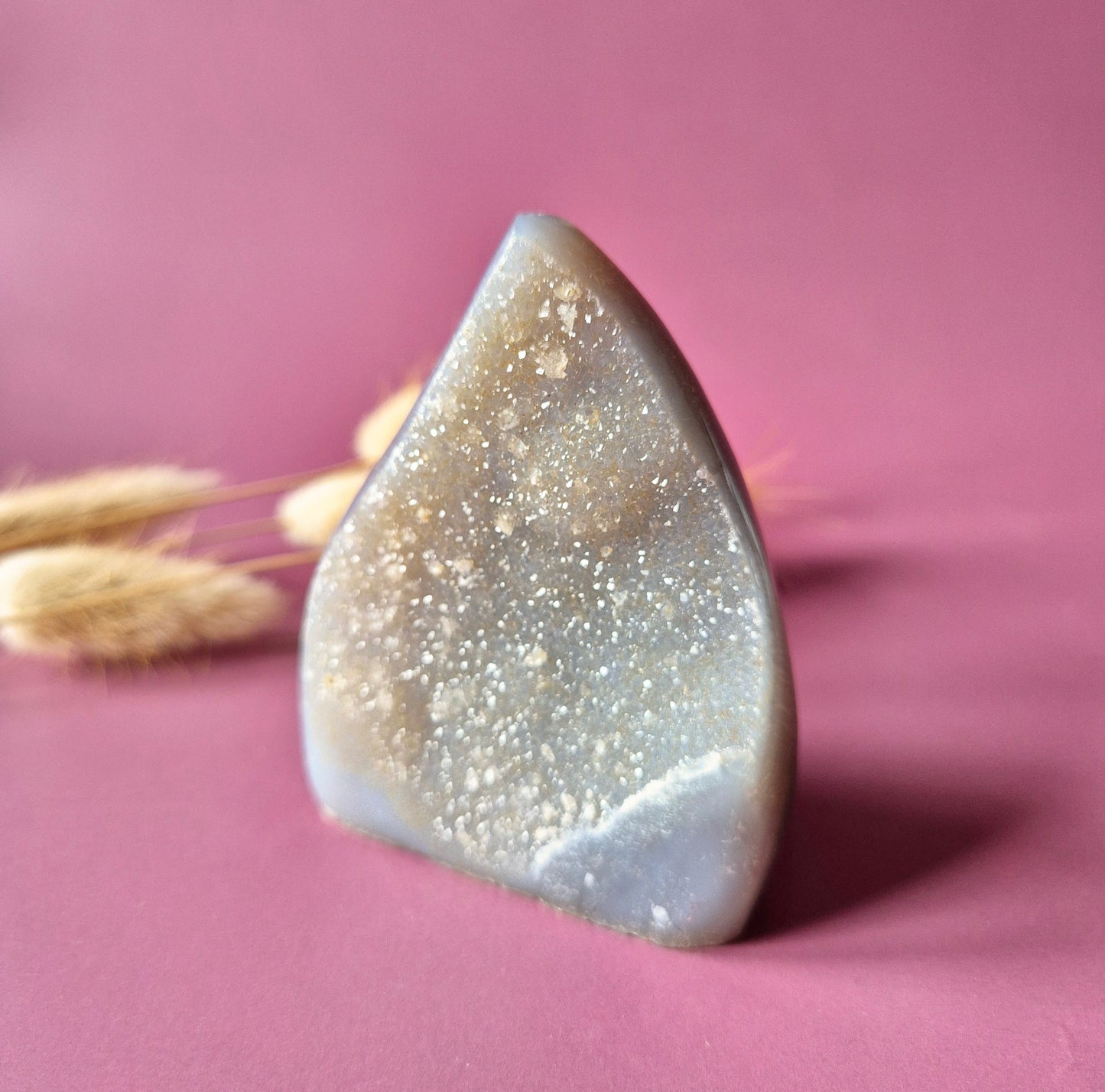 Druzy Grauer Achat - Tropfenförmiger stehender Edelsteinkristall - Nr. 12. 86 Gramm