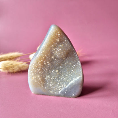 Druzy Grauer Achat - Tropfenförmiger stehender Edelsteinkristall - Nr. 12. 86 Gramm