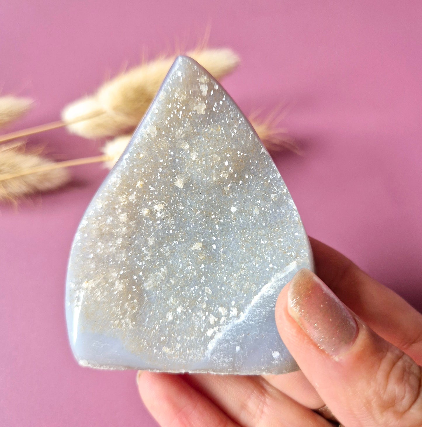 Druzy Grauer Achat - Tropfenförmiger stehender Edelsteinkristall - Nr. 12. 86 Gramm