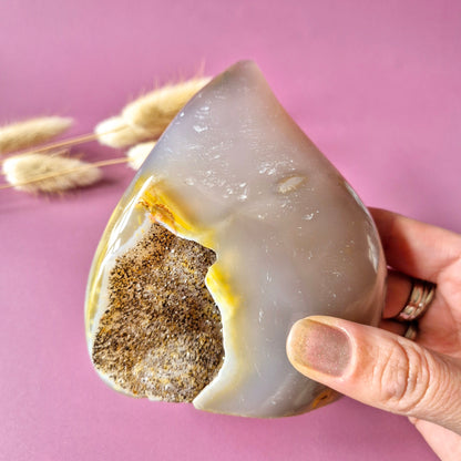 Druzy Grauer Achat - Tropfenförmiger stehender Edelsteinkristall - Nr. 12. 86 Gramm