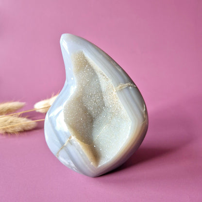 Druzy Grauer Achat - Tropfenförmiger stehender Edelsteinkristall - Nr. 12. 86 Gramm