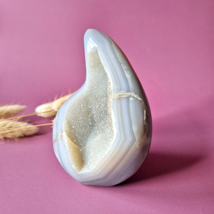 Druzy Grauer Achat - Tropfenförmiger stehender Edelsteinkristall - Nr. 12. 86 Gramm