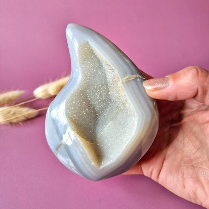 Druzy Grauer Achat - Tropfenförmiger stehender Edelsteinkristall - Nr. 12. 86 Gramm