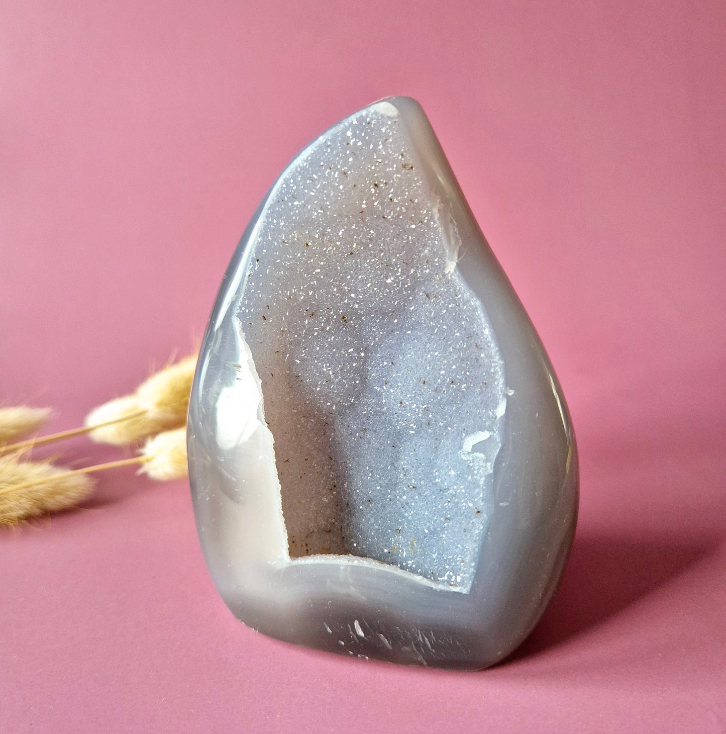 Druzy Grauer Achat - Tropfenförmiger stehender Edelsteinkristall - Nr. 12. 86 Gramm