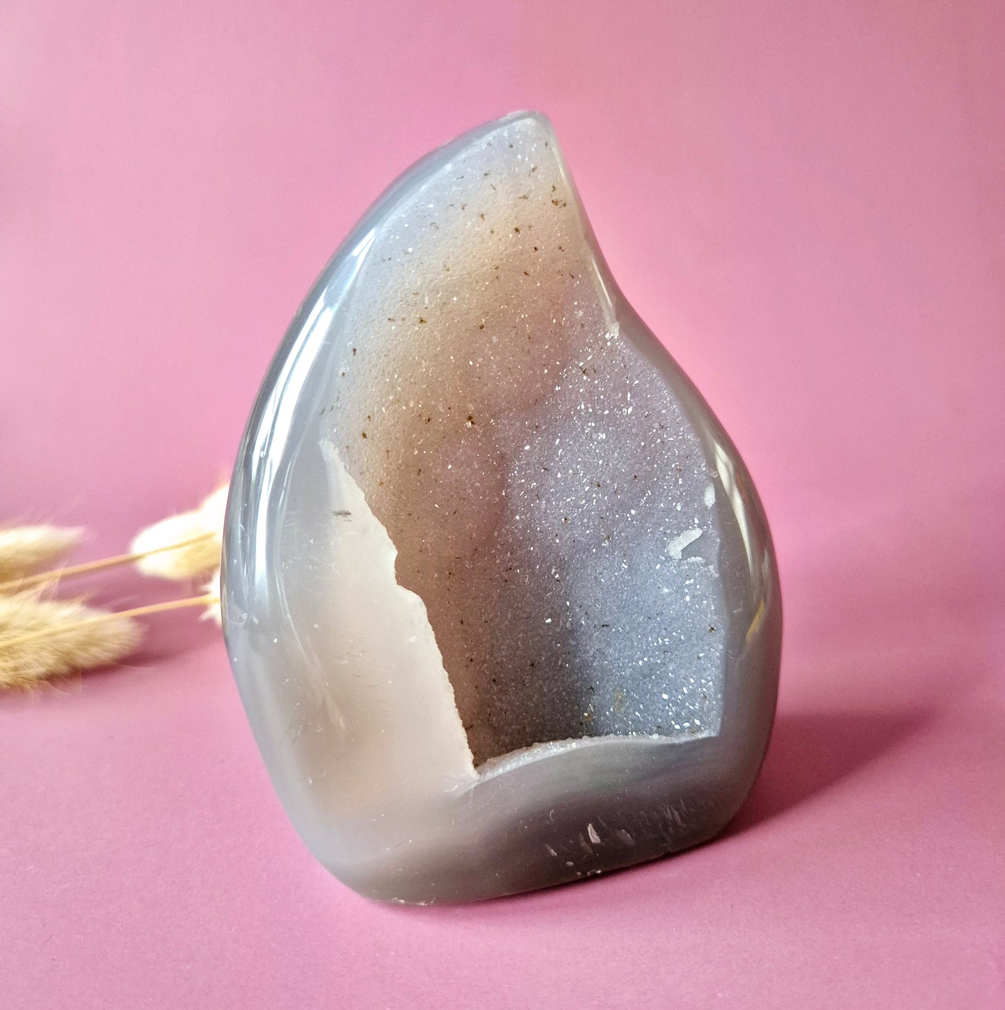 Druzy Grauer Achat - Tropfenförmiger stehender Edelsteinkristall - Nr. 12. 86 Gramm