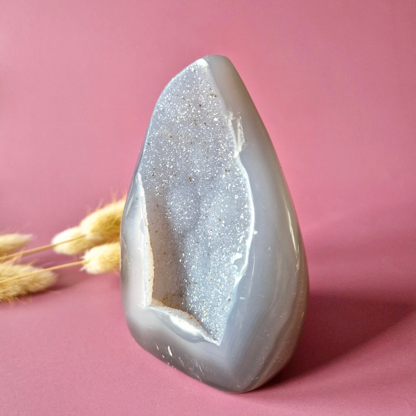 Druzy Grauer Achat - Tropfenförmiger stehender Edelsteinkristall - Nr. 12. 86 Gramm