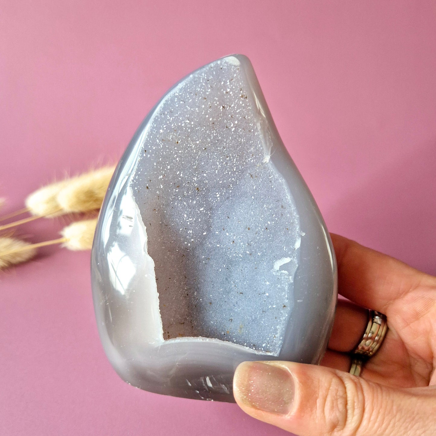 Druzy Grauer Achat - Tropfenförmiger stehender Edelsteinkristall - Nr. 12. 86 Gramm