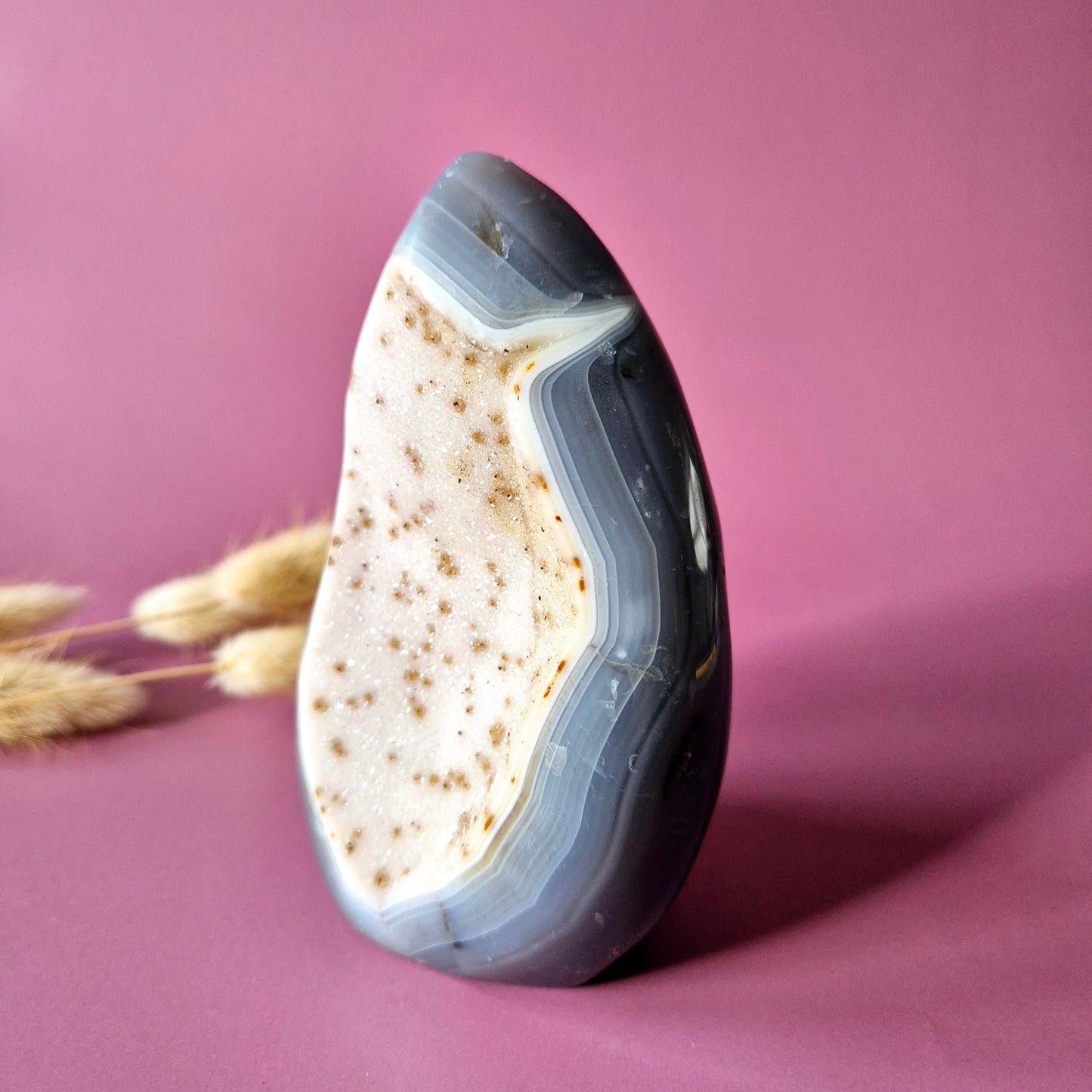 Druzy Grauer Achat - Tropfenförmiger stehender Edelsteinkristall - Nr. 12. 86 Gramm