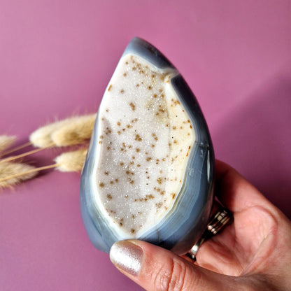 Druzy Grauer Achat - Tropfenförmiger stehender Edelsteinkristall - Nr. 12. 86 Gramm