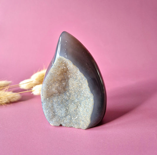 Druzy Grauer Achat - Tropfenförmiger stehender Edelsteinkristall - Nr. 12. 86 Gramm