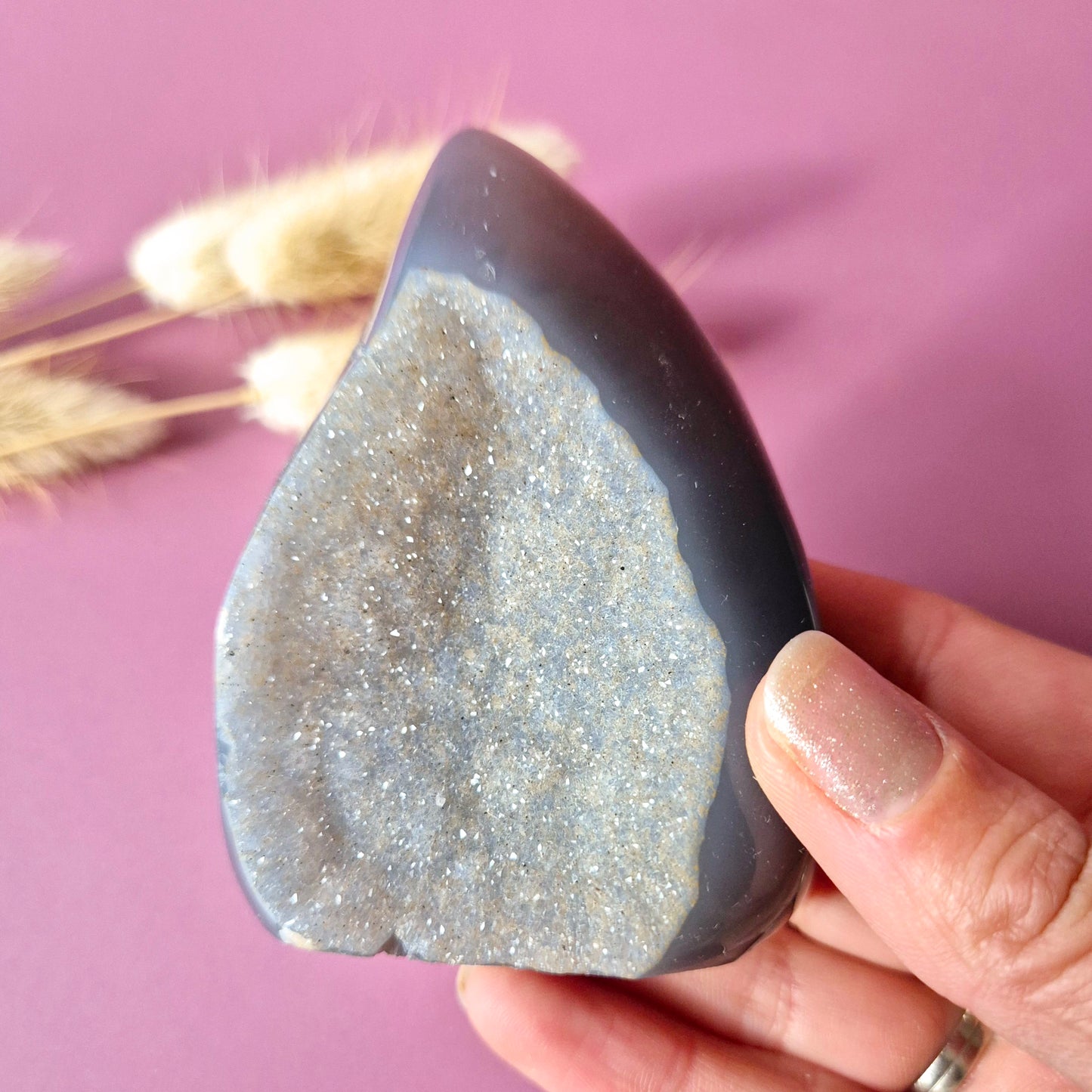 Druzy Grauer Achat - Tropfenförmiger stehender Edelsteinkristall - Nr. 12. 86 Gramm