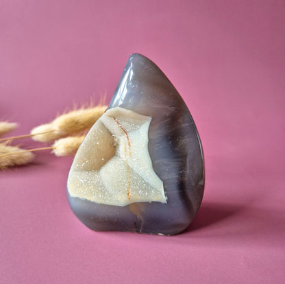 Druzy Grauer Achat - Tropfenförmiger stehender Edelsteinkristall - Nr. 12. 86 Gramm