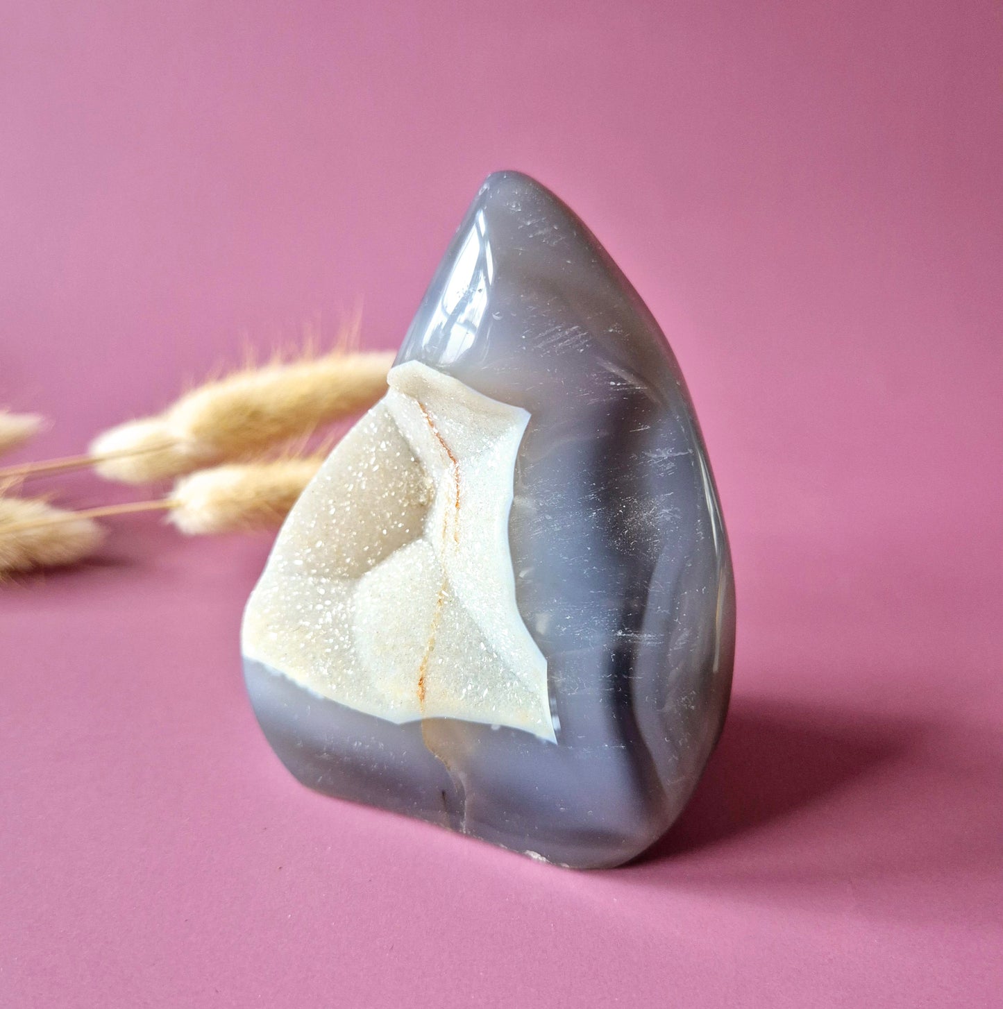 Druzy Grauer Achat - Tropfenförmiger stehender Edelsteinkristall - Nr. 12. 86 Gramm