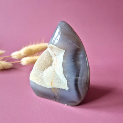 Druzy Grauer Achat - Tropfenförmiger stehender Edelsteinkristall - Nr. 12. 86 Gramm