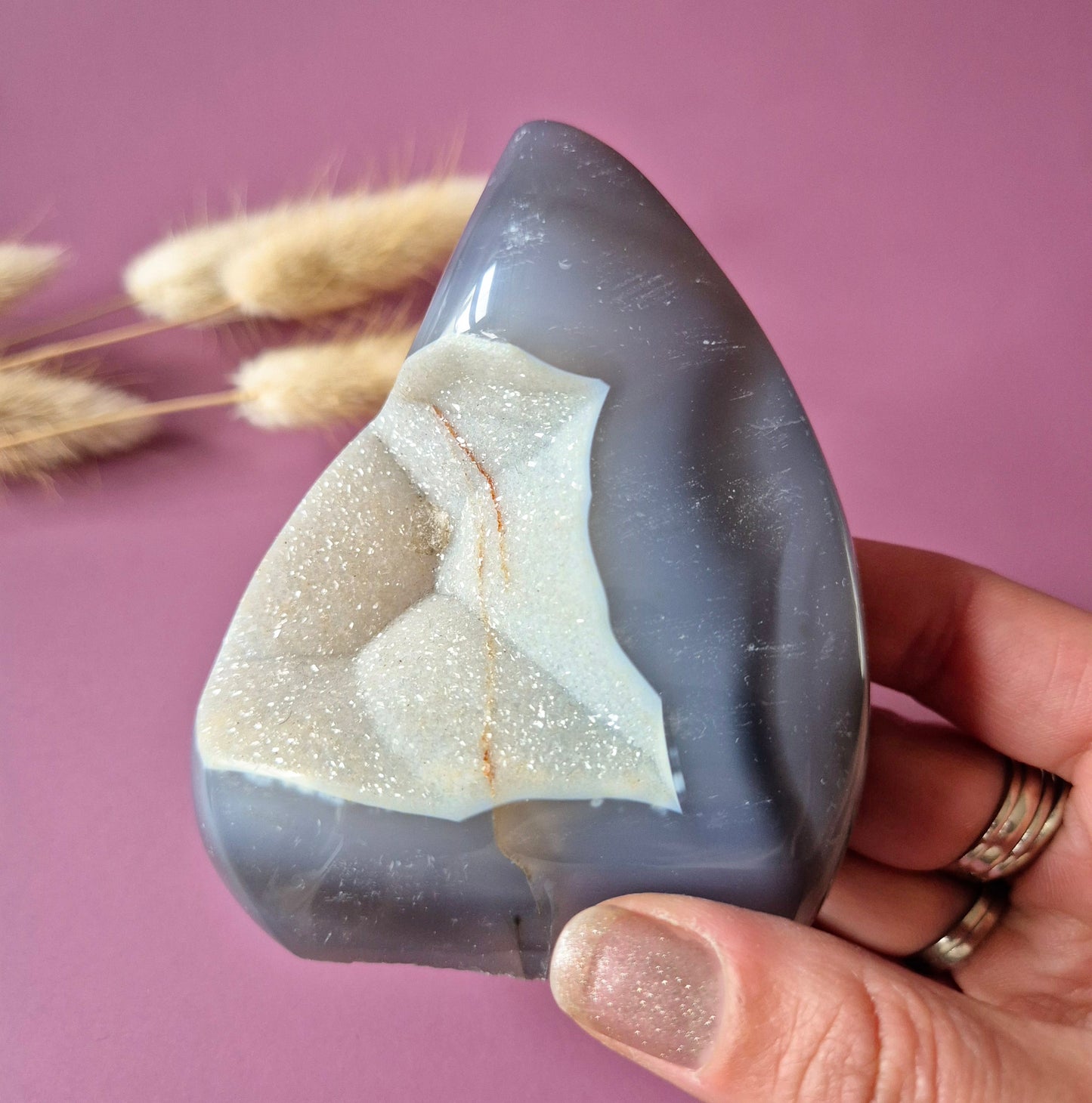 Druzy Grauer Achat - Tropfenförmiger stehender Edelsteinkristall - Nr. 12. 86 Gramm