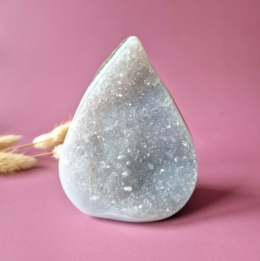 Druzy Grauer Achat - Tropfenförmiger stehender Edelsteinkristall - Nr. 12. 86 Gramm